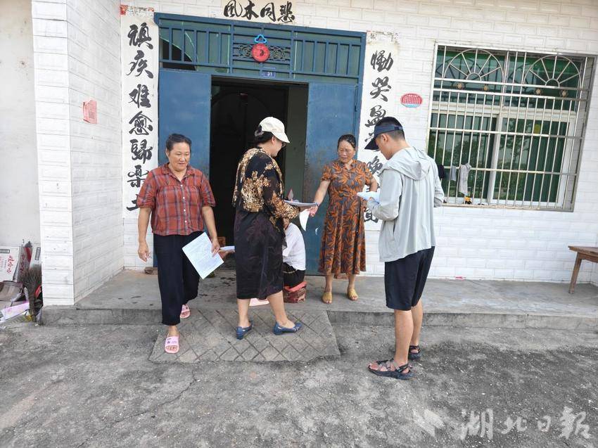 潘家湾镇开展暑期防溺水宣传入户敲门行动.docx