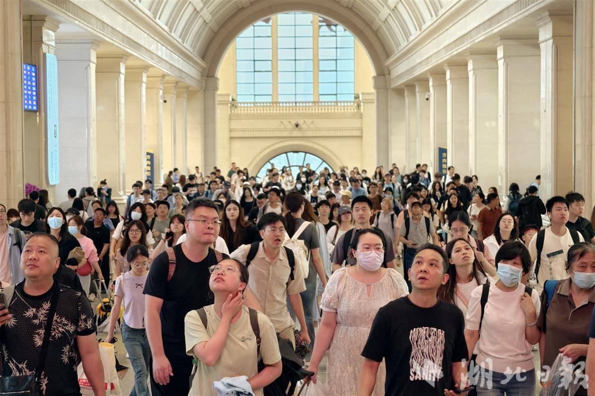 旅客在汉口站有序出行。（湖北日报全媒记者 陈少哲 摄））