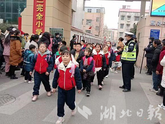 守护学生平安！广水交警30年风雨无阻坚持“护学岗”