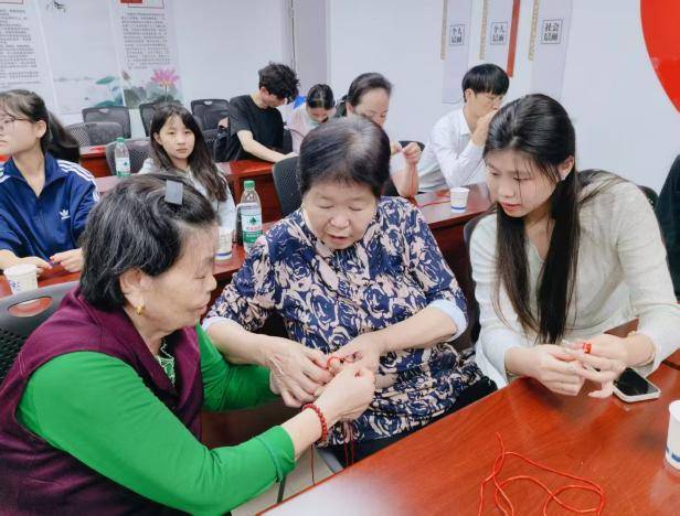 9.29巧手共编同心结，双节同庆家国圆主题活动.docx