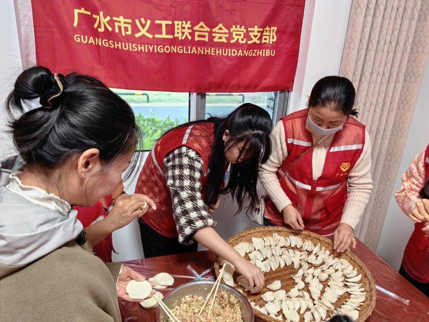 “重阳敬老饺香传情·社区同心共话安康”双桥社区用爱暖了老人心（图文）.docx