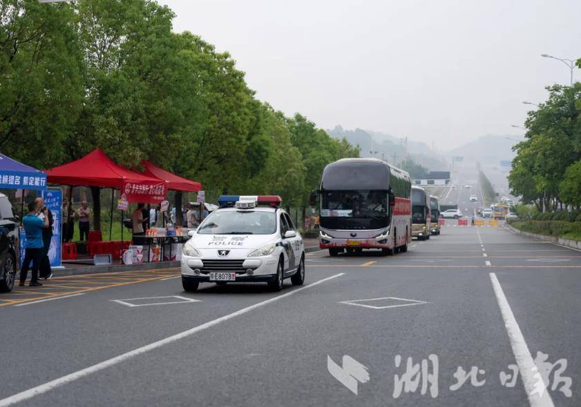 ▲宜昌交警为送考车辆护航。
