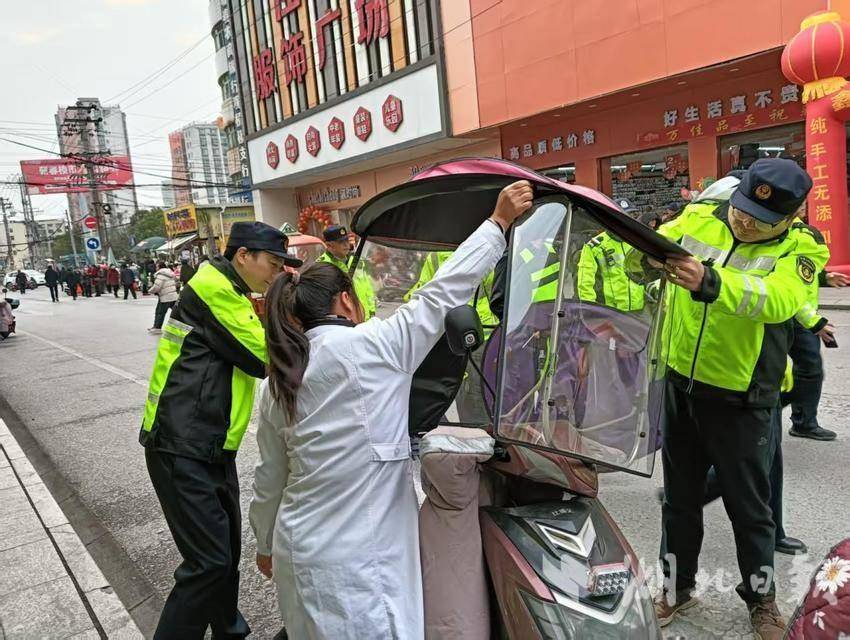 元旦坚守护畅通 执法为民显担当——蕲春县交通运输综合执法大队圆满完成元旦假期执法保障任务(1).docx