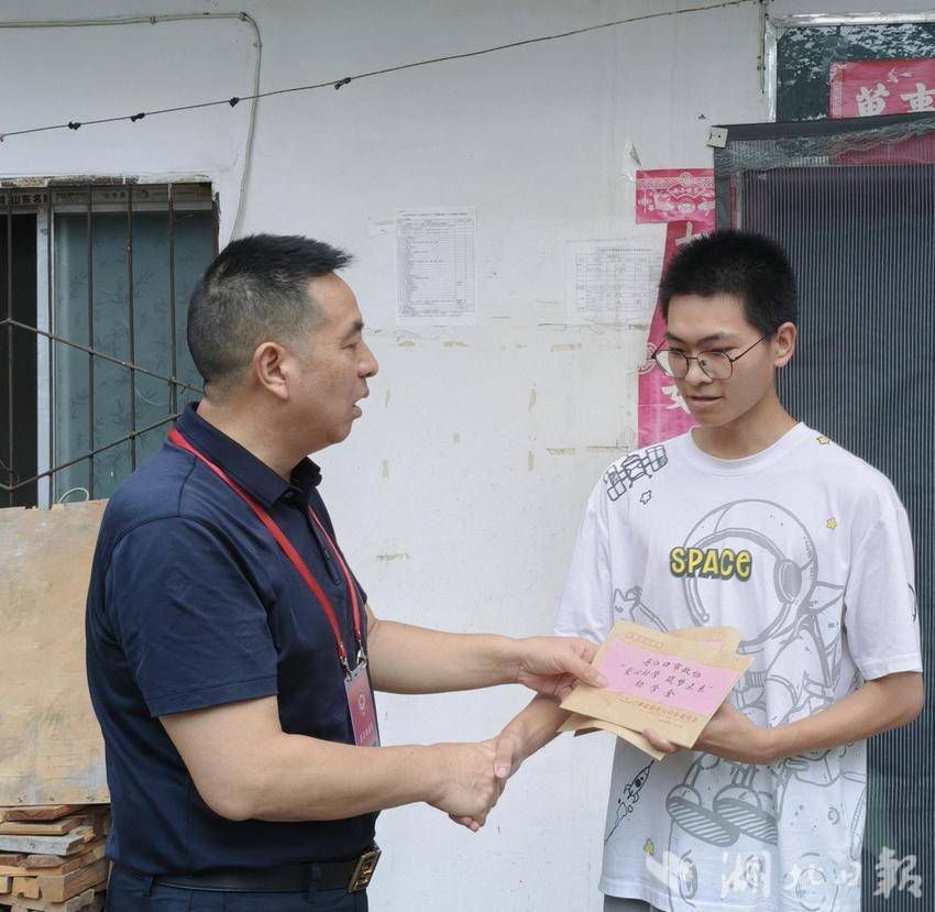 丹江口市政协开展“爱心助学·筑梦未来”委员“双服务”活动.docx