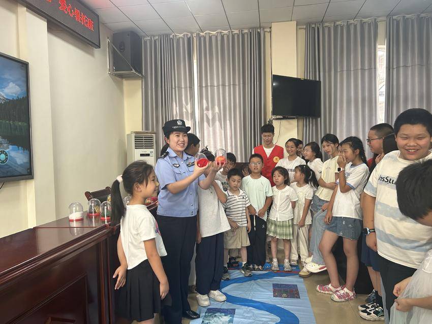 禁毒民警给学生讲解仿真毒品模型