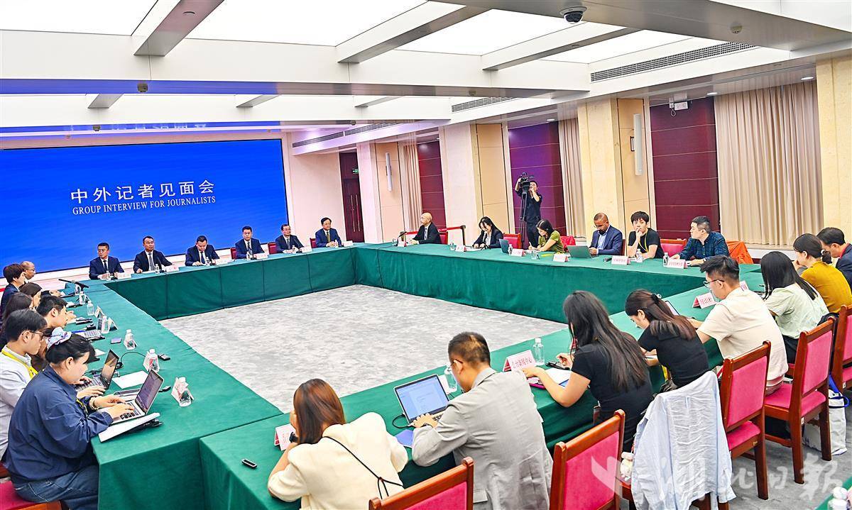 5月21日至23日，国务院新闻办公室组织40余名记者在湖北省采访推动长江经济带高质量发展情况。5月22日，记者在汉参加中外记者见面会。（湖北日报全媒记者 朱熙勇 摄）
