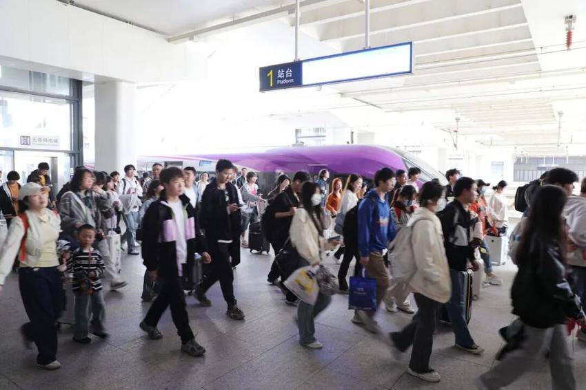 向新而行 以质致远-——湖北铁路运营公司交出2025年高质量发展新答卷.doc