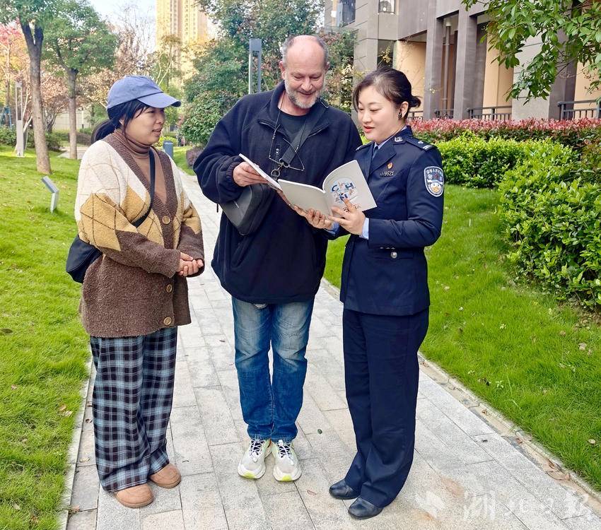 （民警向外籍人才介绍出入境便利措施）