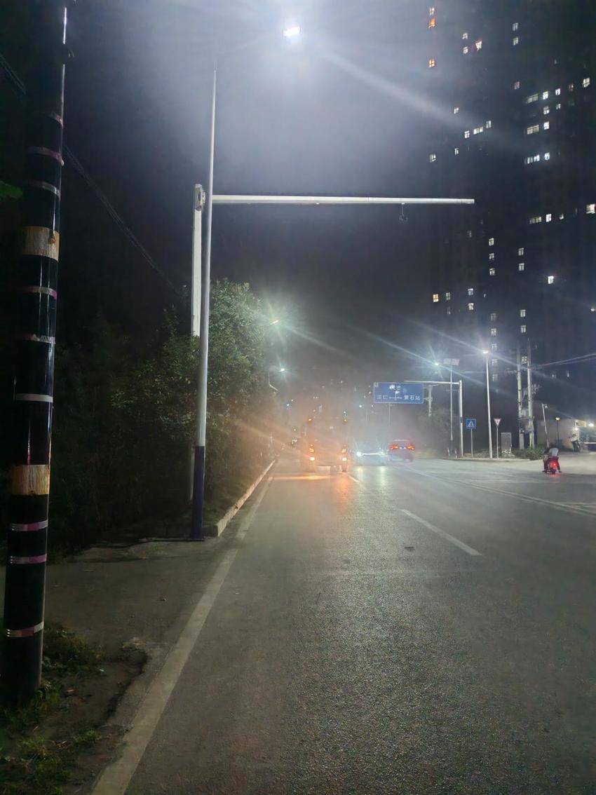 路口新添“守护灯”，照亮居民安全行.docx