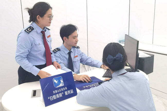 “提额集约处理中心”团队人员驻厅办理提额业务