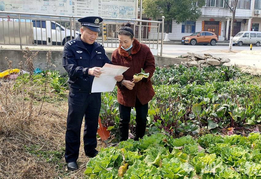 民警田间开展反诈宣传