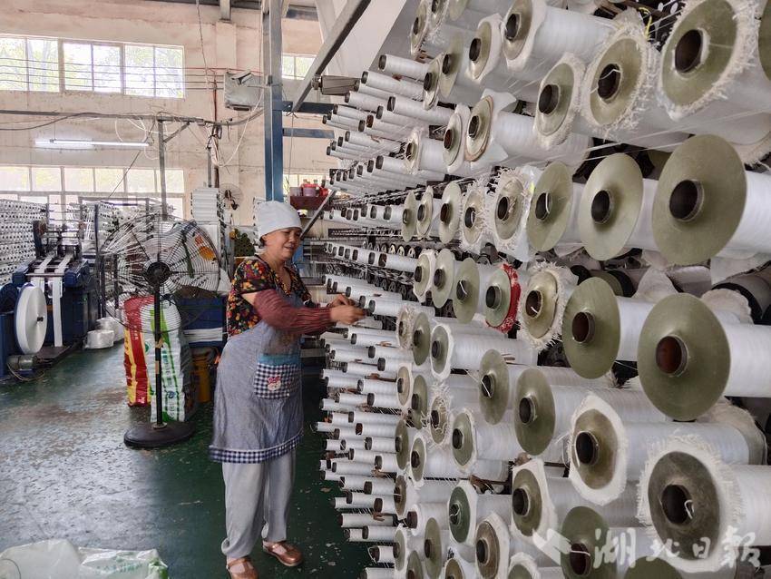 高温下恒龙塑业生产车间一派繁忙.docx