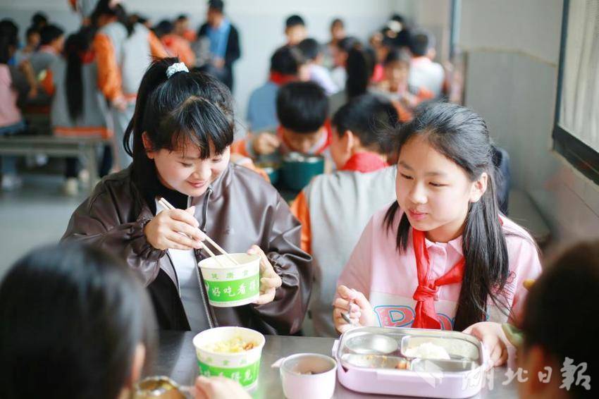 数字赋能校园食堂家校共筑“舌尖安全”新防线.docx