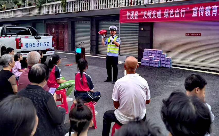 宣传民警在小区开展“一老一小”“一早一晚”安全出行宣传教育情景
