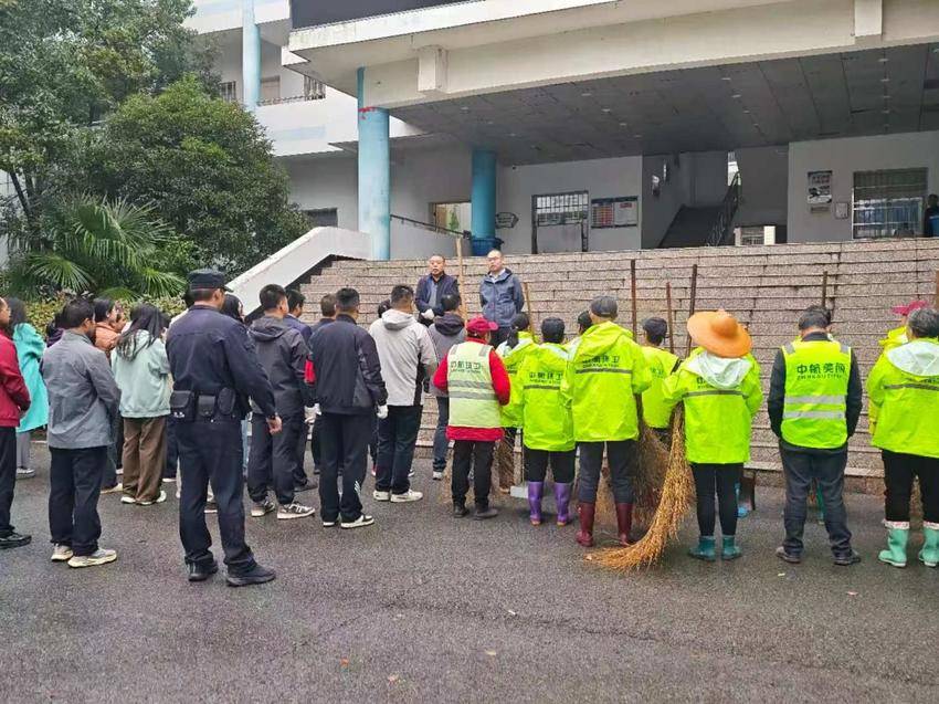 红安县永佳河镇启动镇容镇貌集中攻坚“周五行动”.doc