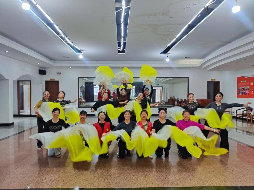 舞动扇影 乐享健康.docx