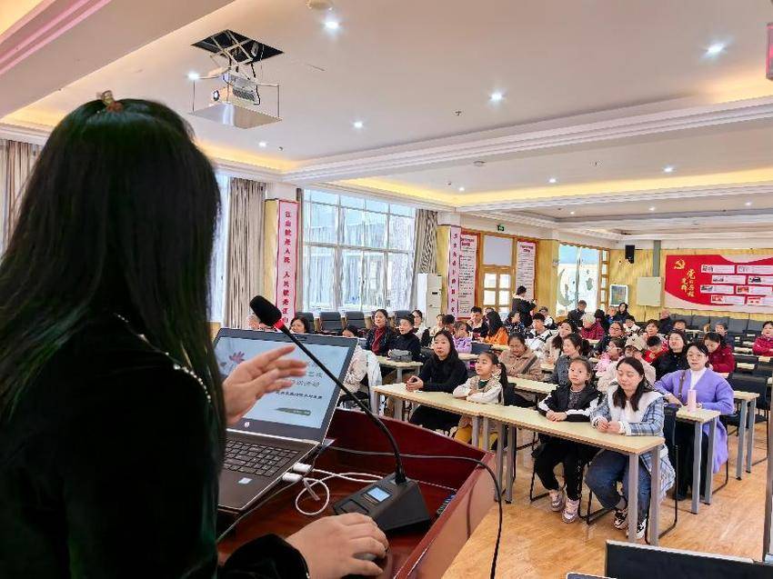 尽显音乐魔力 张显夜学魅力  黄石港区民族乐器艺术进社区暨区文艺夜校第九期培训活动精彩举办.doc