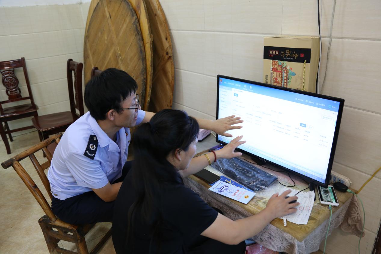 税务人员教授纳税人做好纳税申报