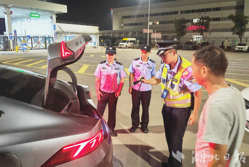反恐支队联合货站区派出所开展夜查