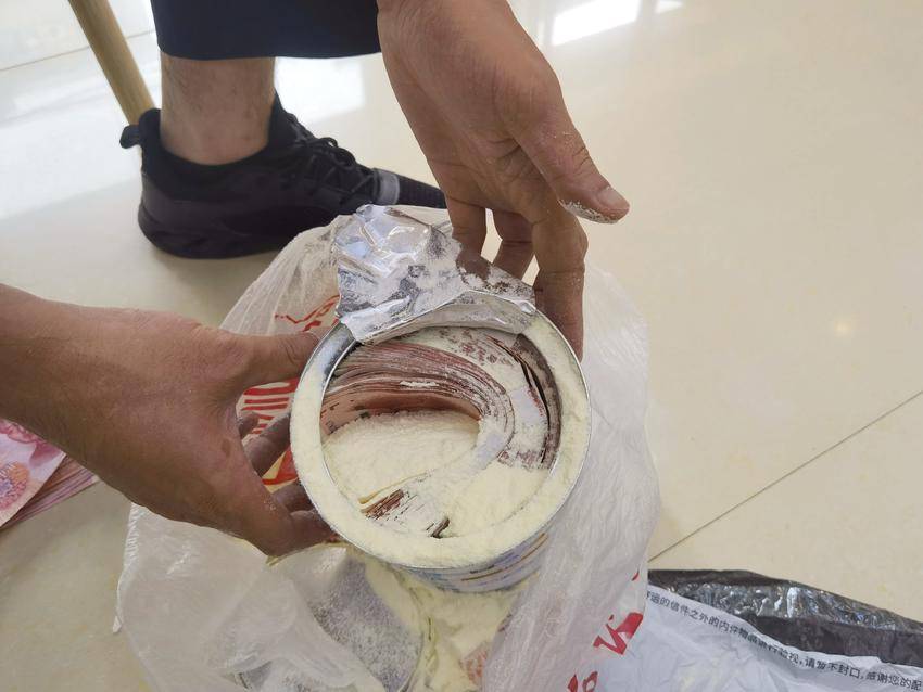 王大伯快递寄出的奶粉罐包裹。