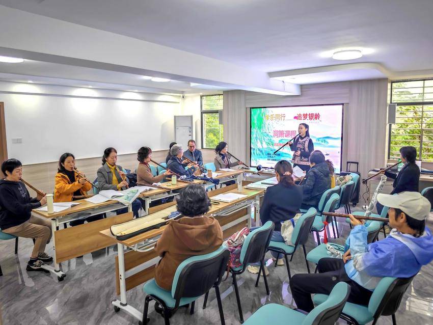 10.24营盘路社区老年学校洞箫课 银发学员奏响 幸福乐章.docx