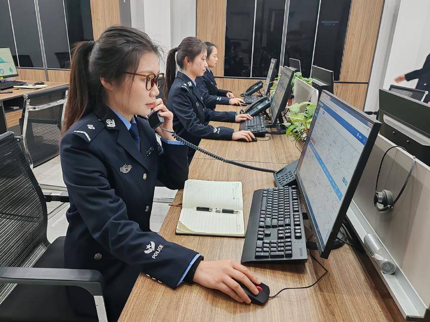 襄阳市公安局96110反诈专线女警开展预警劝阻工作。