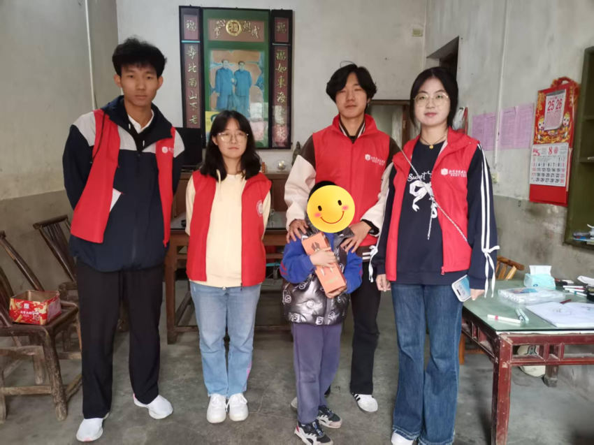 守望红色热土 拥抱红安童心.docx