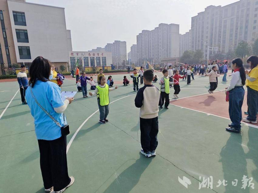 鄂州市杨叶镇白沙小学师生趣味运动会圆满举行.docx