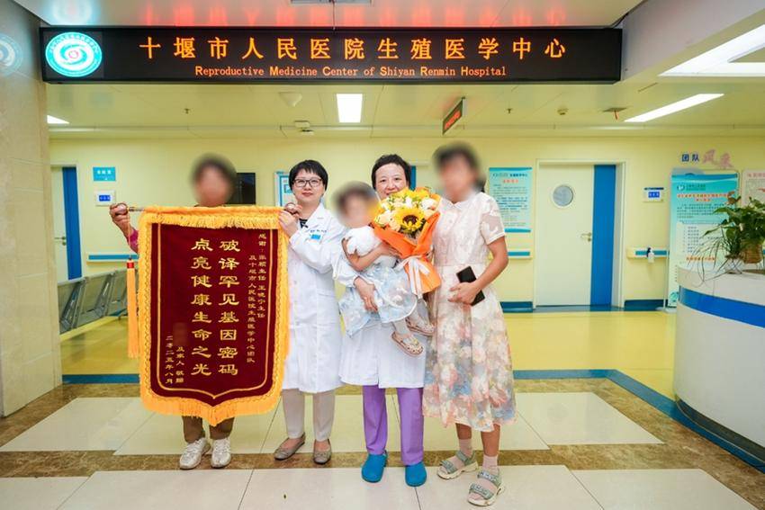 送锦旗以表谢意。