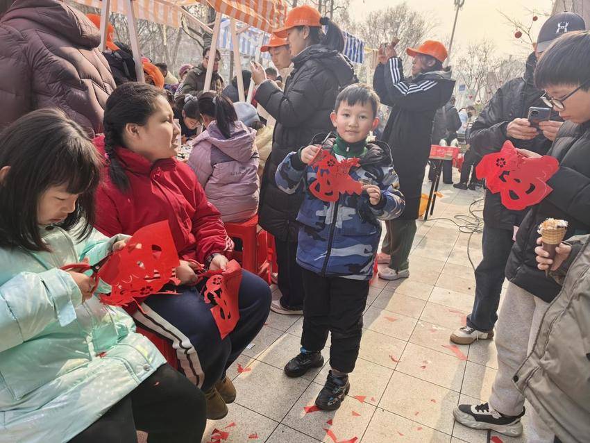 2.4三弓路社区——翰墨飘香传温情.docx