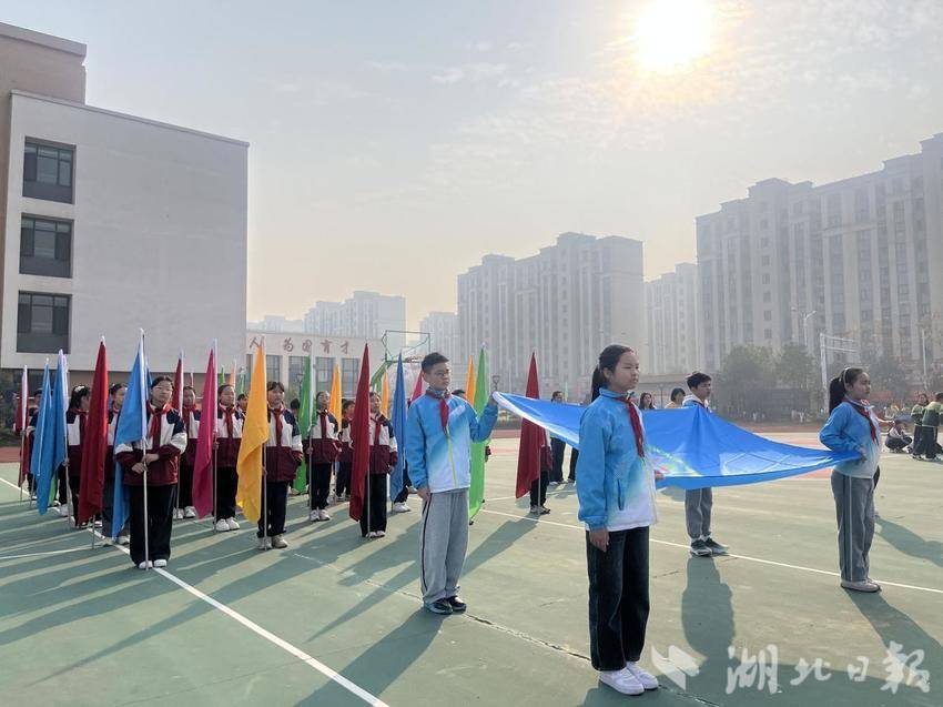 鄂州市杨叶镇白沙小学师生趣味运动会圆满举行.docx
