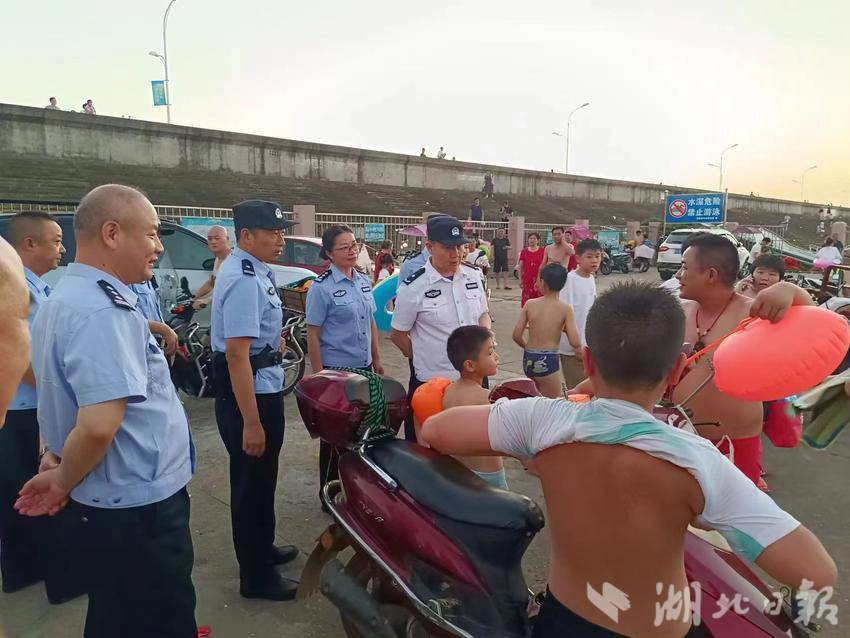 广水交警组织开展夏夜治安巡查宣防第二次集中统一行动