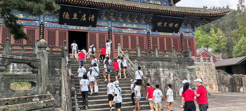 百名海外校友子女于武当山感受中华文化魅力.docx