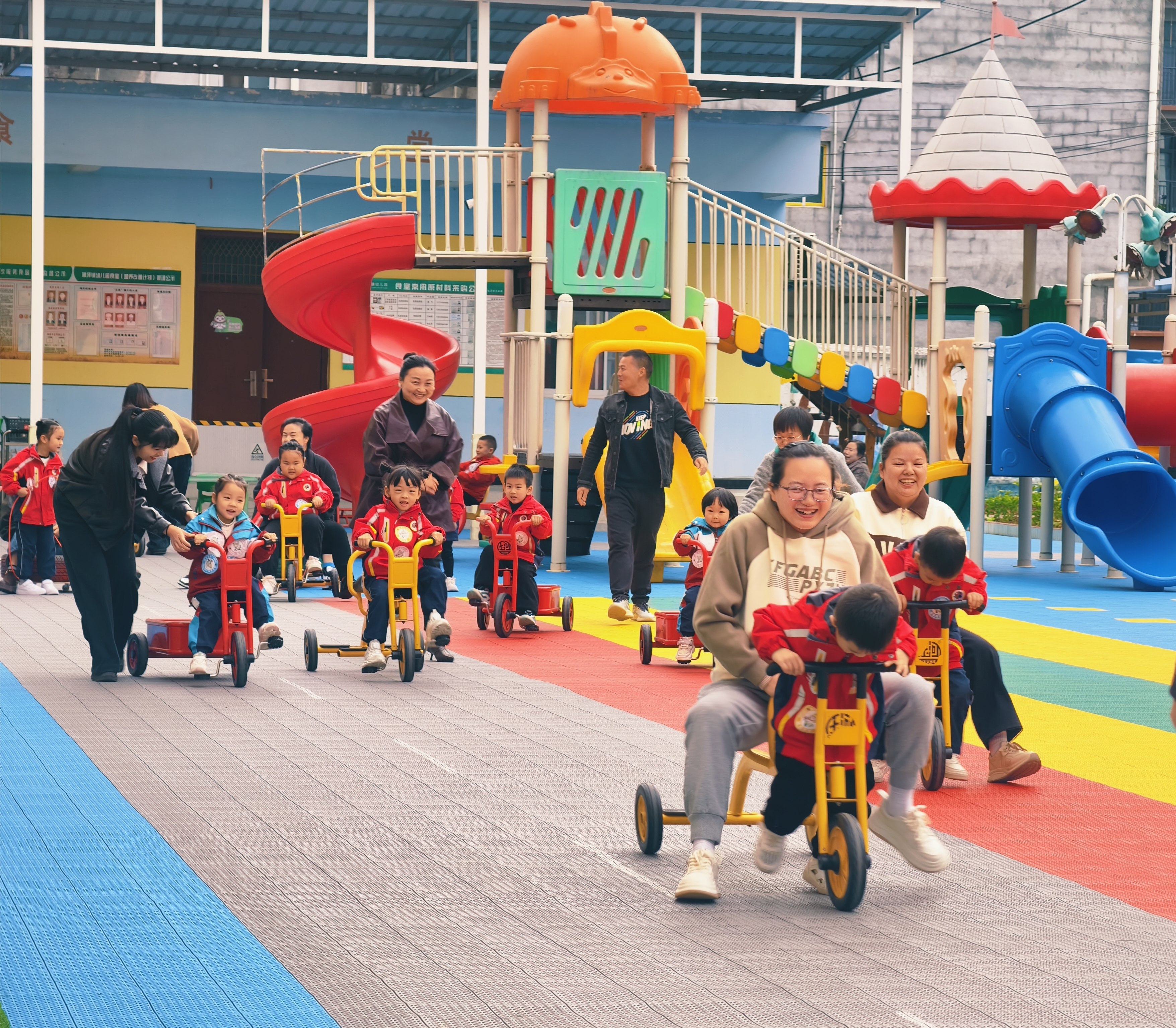 长阳榔坪镇幼儿园：运动添童趣 家园共狂欢.doc