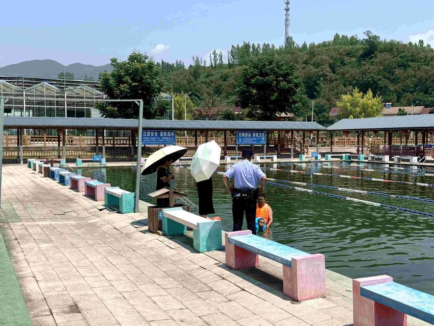 民警走进水上乐园进行宣教（通讯员敦碧星 摄）