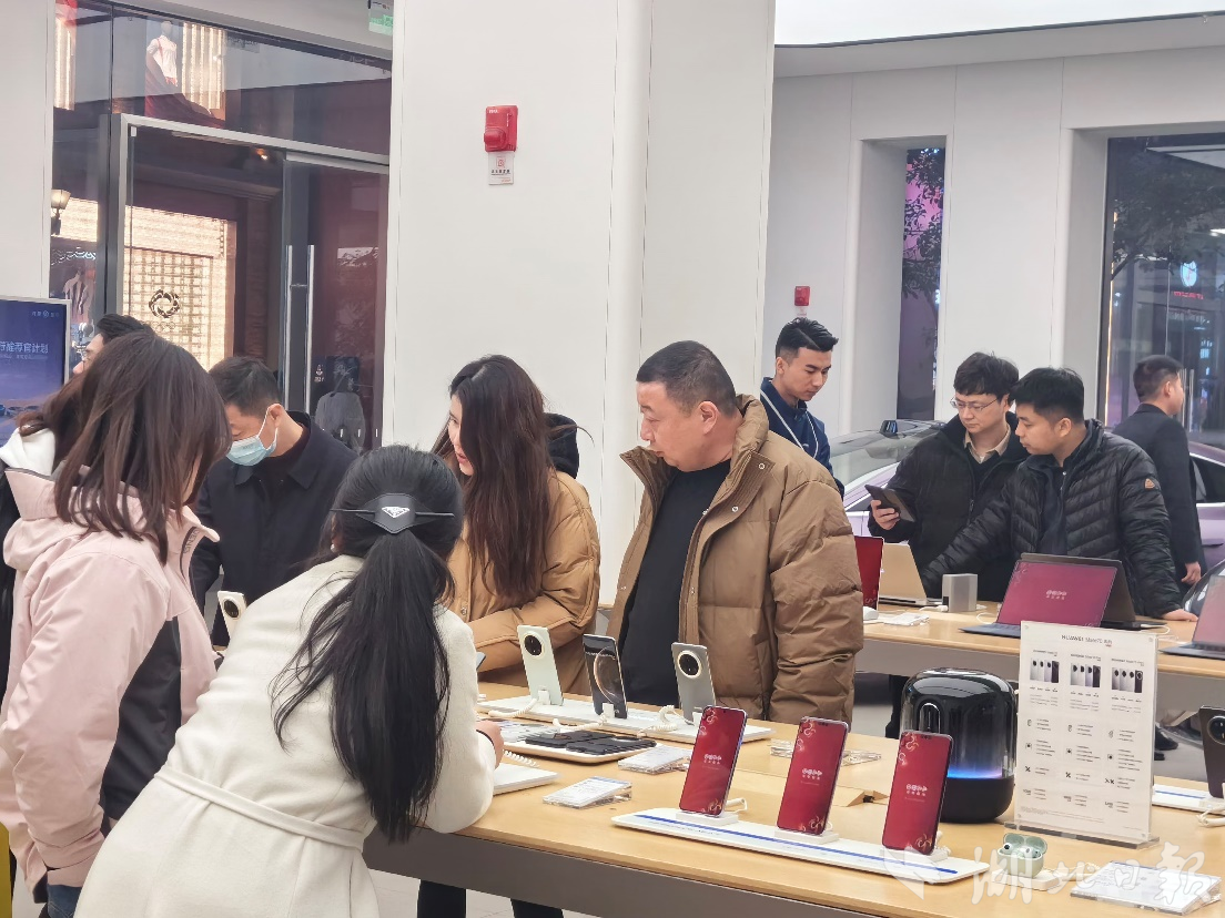 新春临近，国补第一天，湖北华为线下门店客流量翻倍。