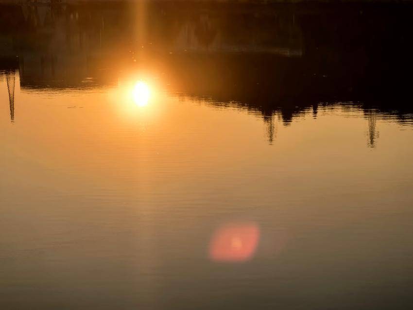 武当山太极湖：秋色惹人醉 美景入画来.docx