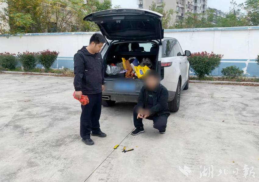 嫌疑人指认作案工具