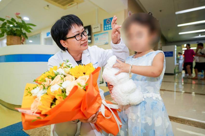 小朵的各项发育指标都很正常，健康成长。