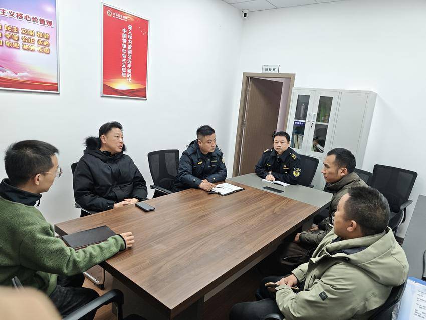 12月13日西坝街道多部门联动出击强化治理与执法双效能.doc