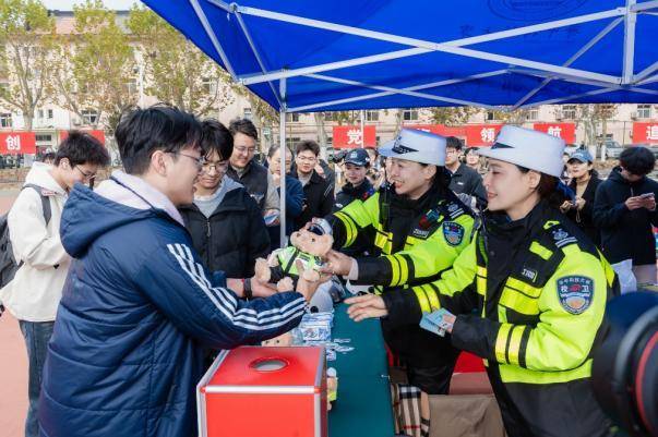 学校开展2025年校园“12.2”交通安全日主题宣传活动.docx