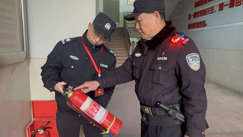 “陪”你上学 “护”你平安江岸公安多警联动全力护航“开学季”(1)(1)(1)(3).docx