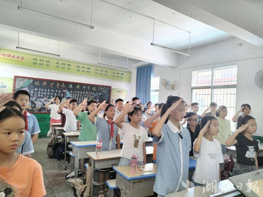蕲春县第三实验小学观看阅兵式稿件.docx