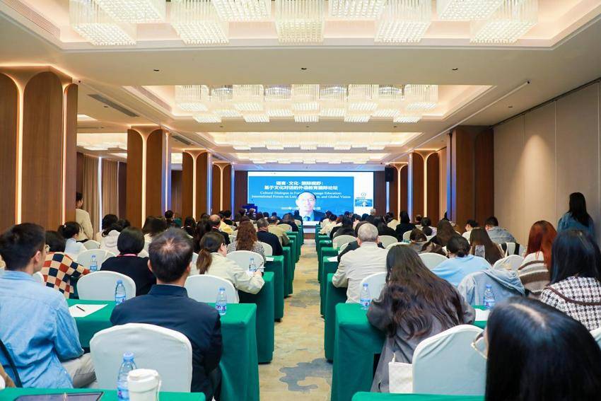 外语教育如何讲好中国故事？多国专家齐聚荆州共商外语教育新路径.docx
