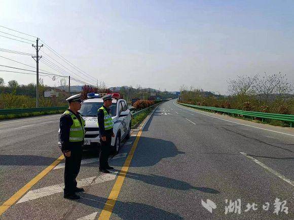 紧盯“四区”“两站” 广水交警着力打造“平安清明” 湖北日报客户端2024-04-07 11:17 湖北日报客户端讯（通讯员王贵生）为严防道路交通事故和严重交通拥堵,着力打造“平安清明”,广水市公安局交警大队早谋划、早动员、早部署，紧盯城市郊区、农村山区、陵园墓区、旅游景区等“四区”和执法服务站、治超站“两站”，确保辖