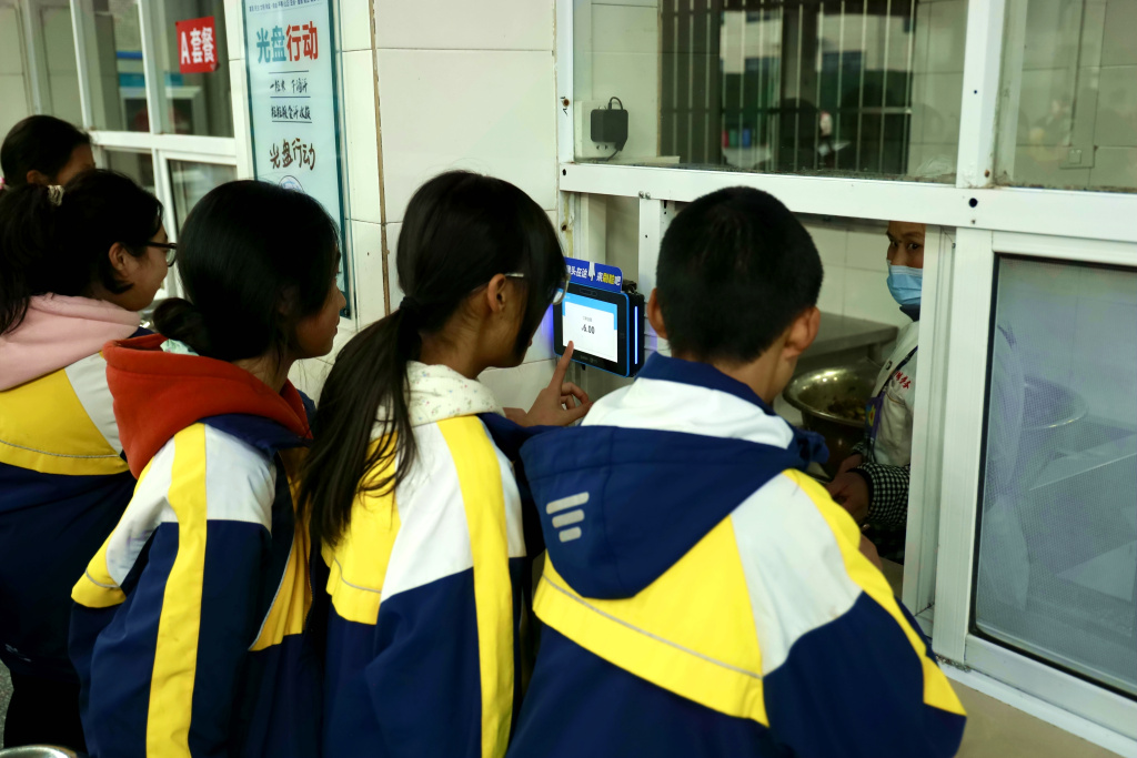 杂咸丰县第二初级中学，学生正在刷脸进行消费 （通讯员田润 摄）.jpg