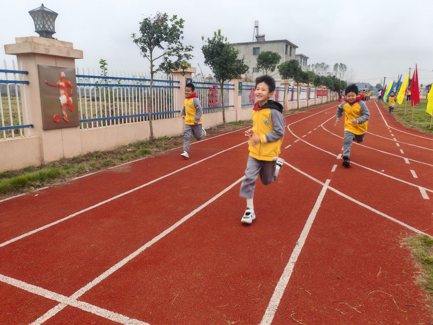 蕲春县第六实验小学酒铺校区秋季田径运动会纪实.doc