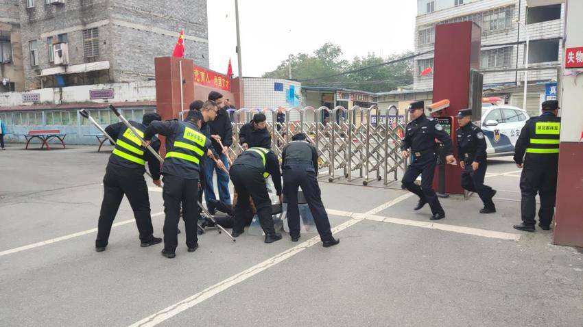 团山镇团山社区：开展反恐演练筑牢校园安全屏障.docx