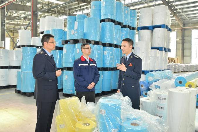 仙桃税务工作人员深入湖北吾众健康科技有限公司，宣传税收优惠政策