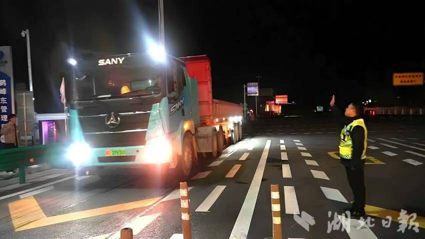 电动大货车驶入鹤峰东收费站